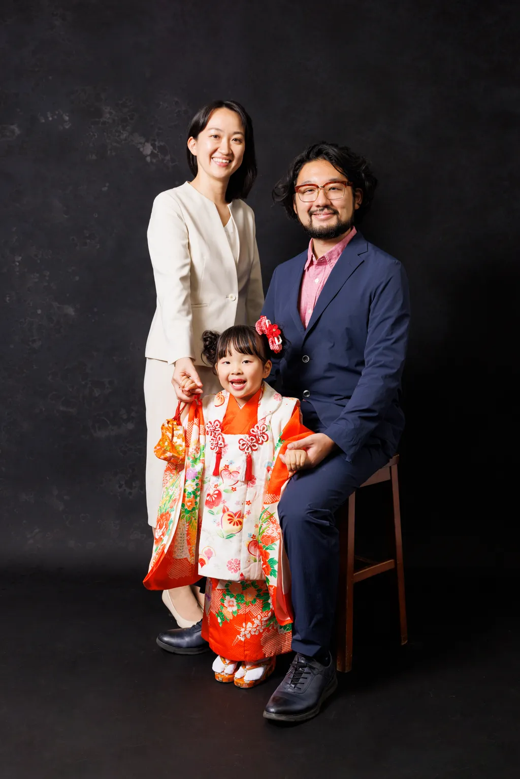 スタジオでの七五三記念撮影。被布姿の女の子とご両親の家族写真