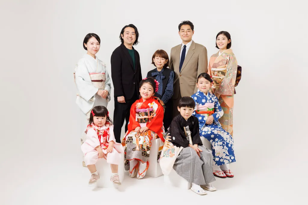祖父母・兄弟姉妹も一緒に三世代で写るスタジオ家族写真