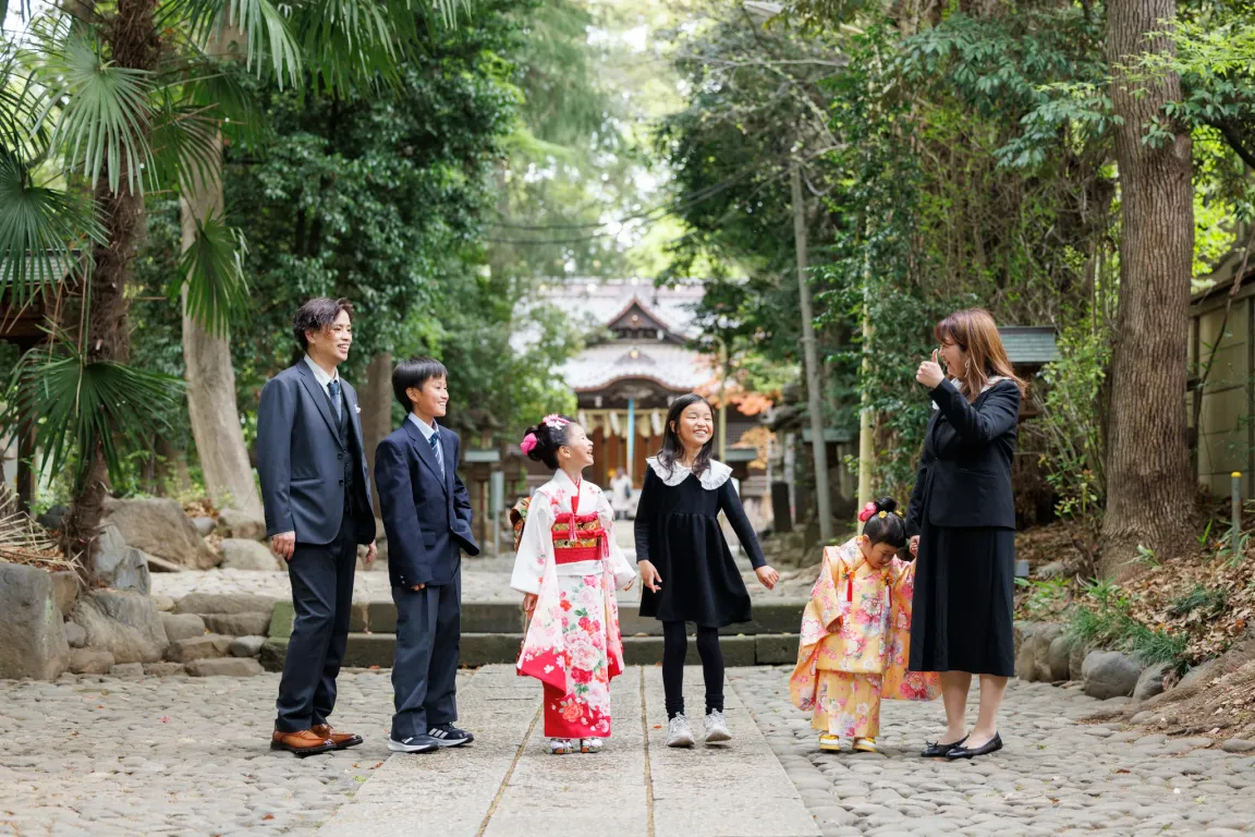 代々木八幡宮の参道で行うロケーション撮影。着物姿の子どもたちとご家族