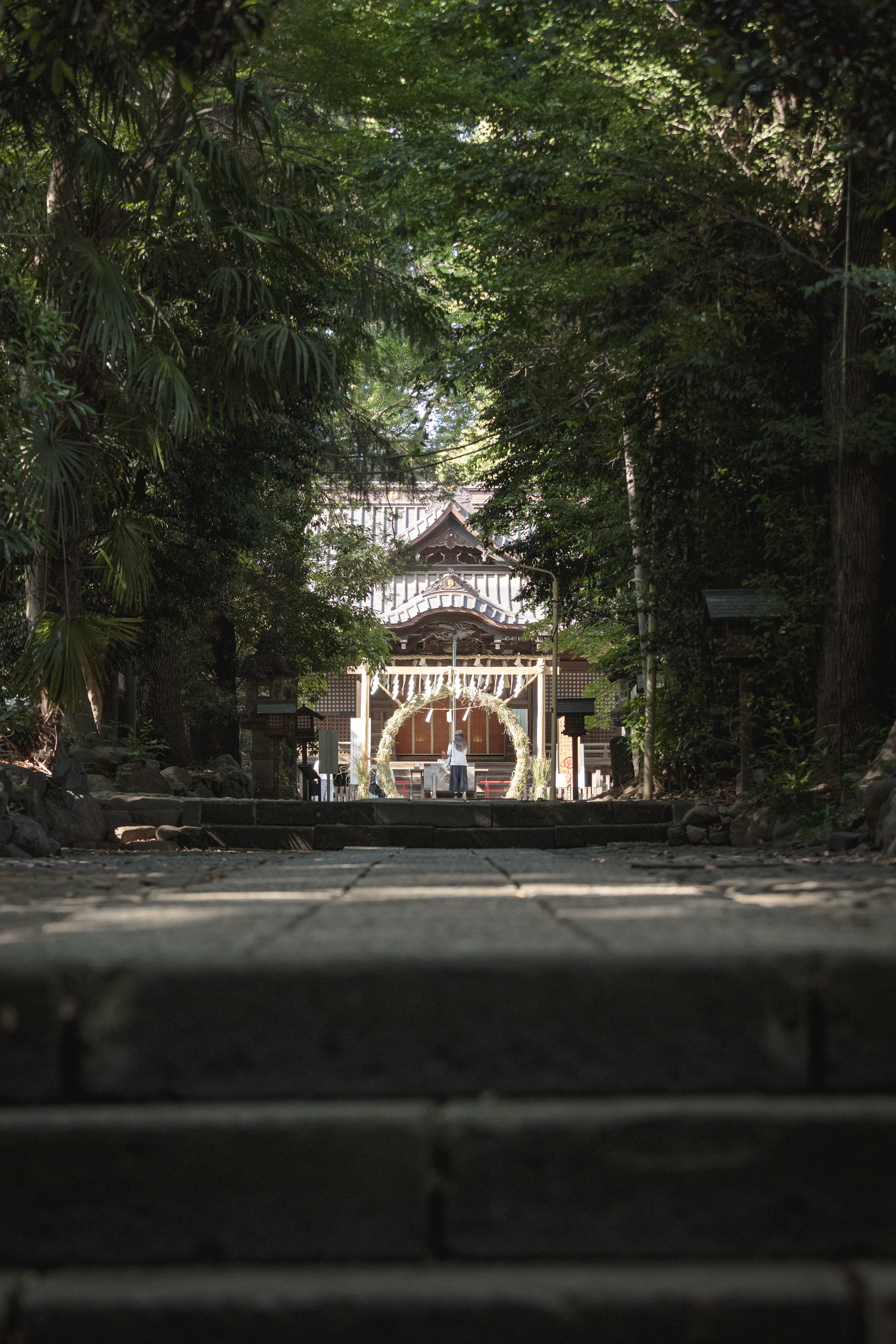 代々木八幡宮の境内で微笑み合う着物姿の母親と羽織袴の男の子